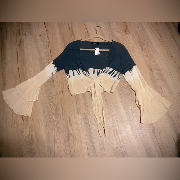 AKIRA Crop Top w Tie & Wide Bell Sleeves. Pit to pit = 18 inches. - Picture 1 of 11